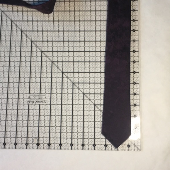 Kenneth Cole Awearness, dark purple with lighter organic floral pattern tie. - Picture 5 of 7